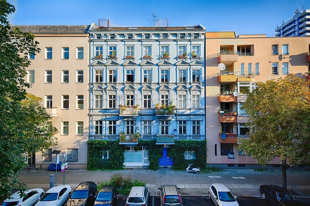 Altbau-Wohnhaus mit Balkonen in Berlin-Charlottenburg